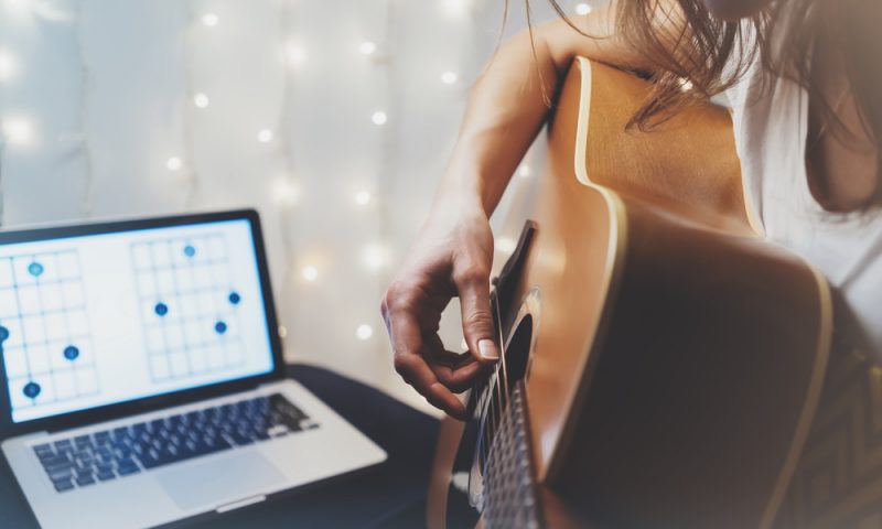 Πώς να μάθεις κιθάρα online