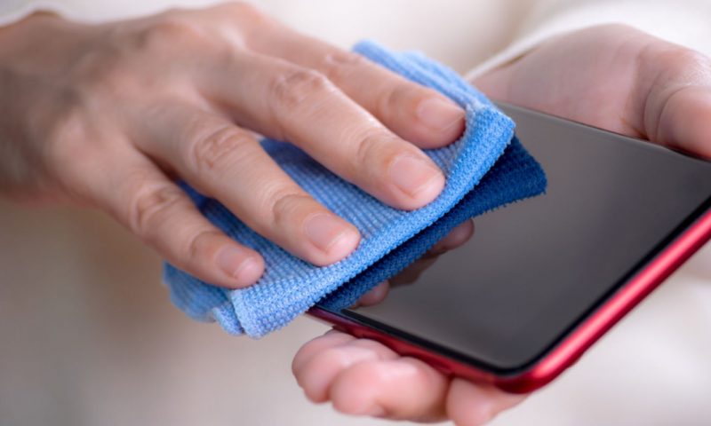 Πώς να καθαρίσεις σωστά το κινητό σου